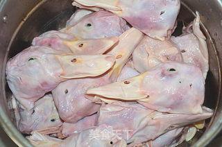 麻辣鸭头的做法视频,一招解锁美味秘诀